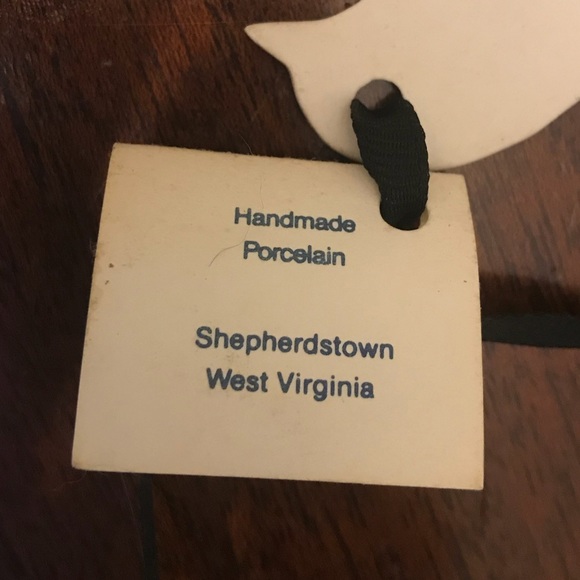 PENGUIN ORNAMENT. HAND MADE OF PORCELAIN. Penguin is in excellent condition. - Picture 5 of 6